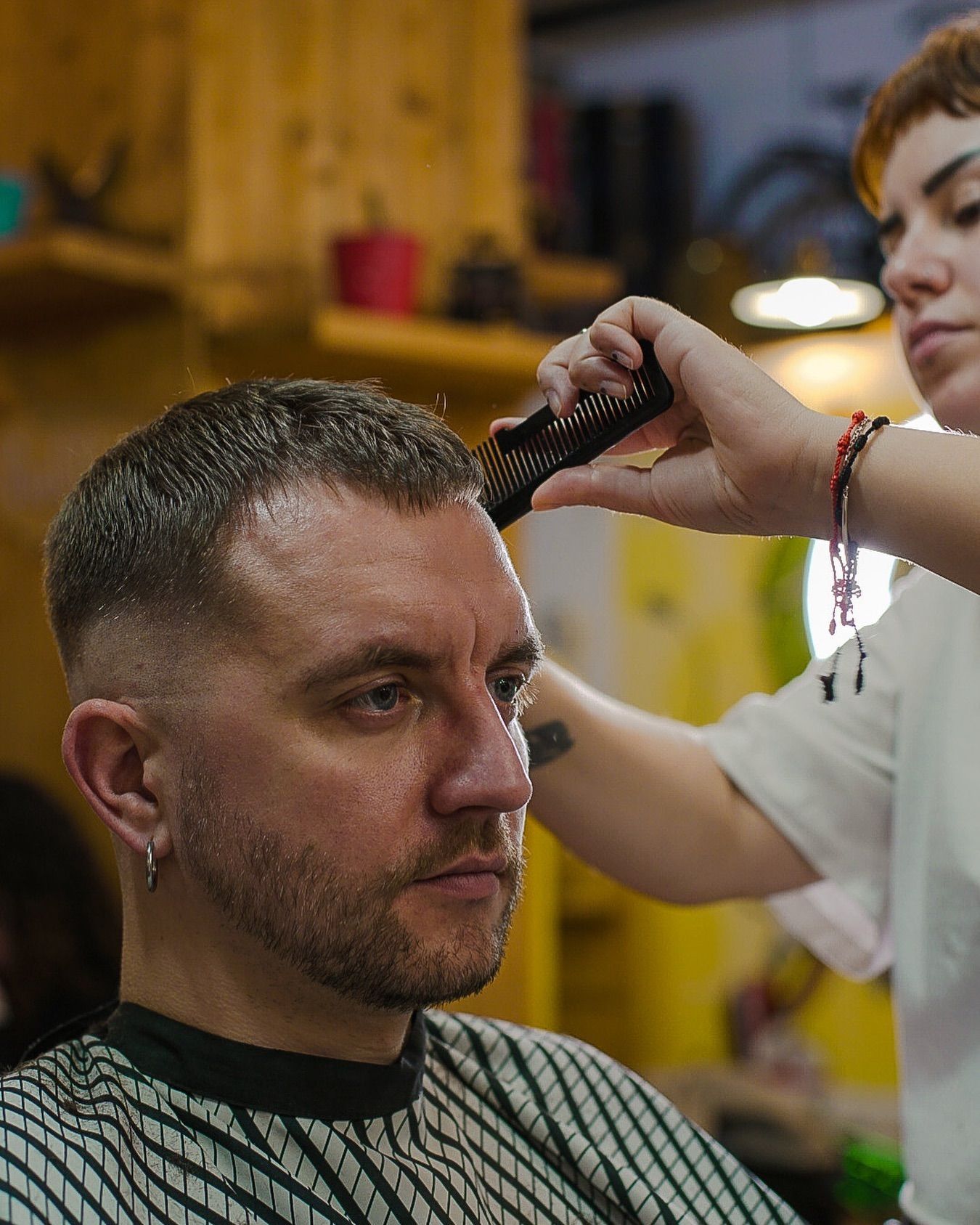 Carolina peinando a cliente