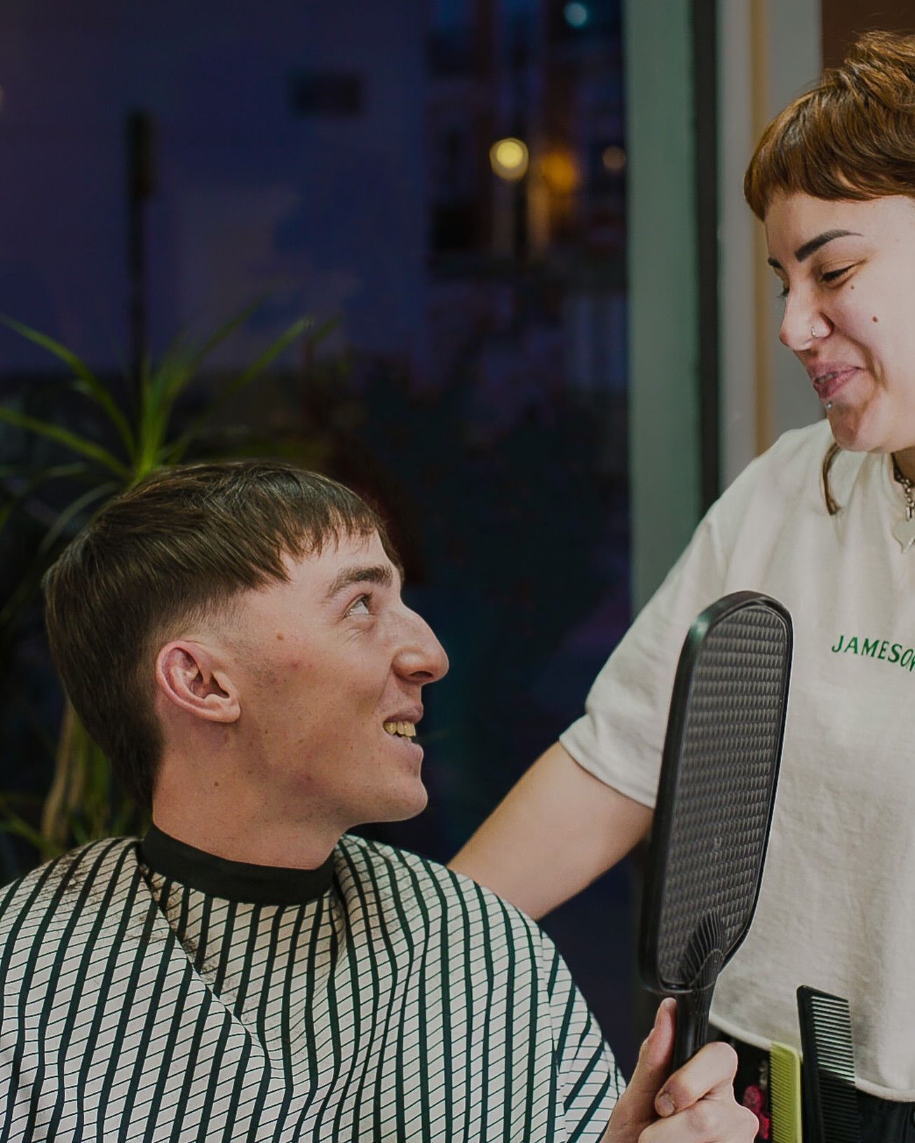 Cliente satisfecho con su corte